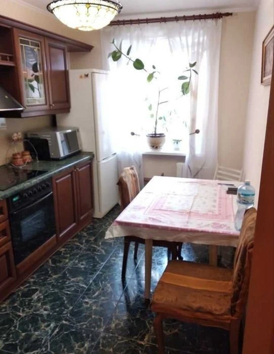 ОРЕНДА 1-ї кв в Печерському районі. Вул. Байчука 34-а. Світл