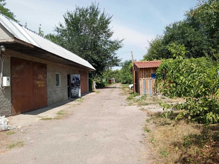 Продаж шести підряд гаражних боксів