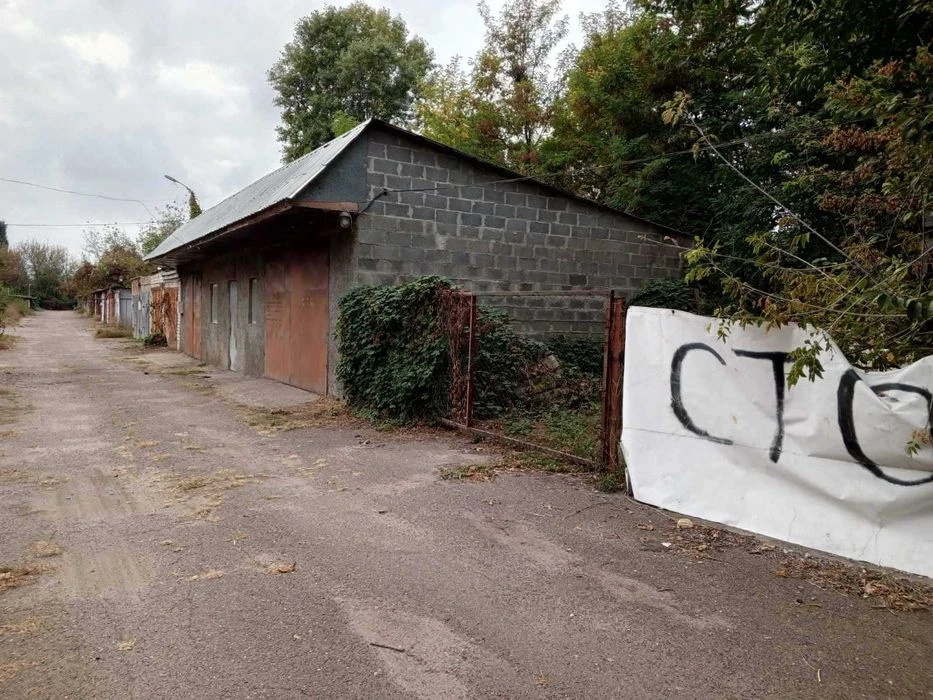 Продаж шести підряд гаражних боксів