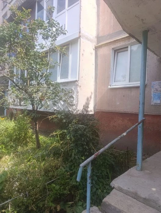 2 кімнатна в спокійному районі міста з роздільними кімнатами
