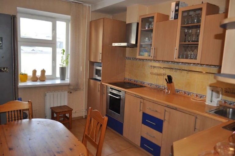 Продаж трикімнатної квартири, метро , ремонт, вул. Левка Лук