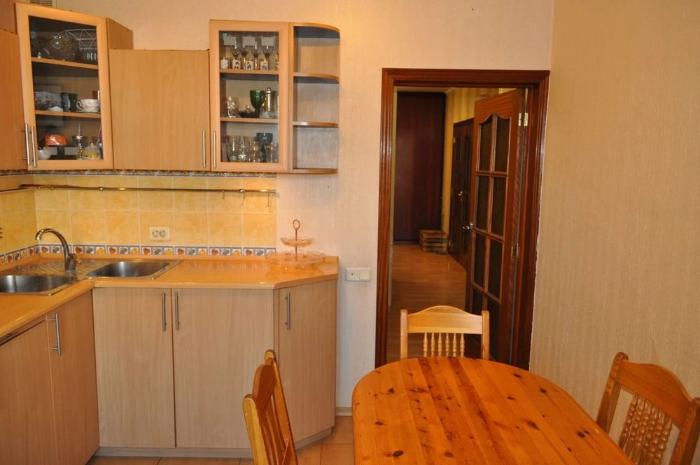 Продаж трикімнатної квартири, метро , ремонт, вул. Левка Лук
