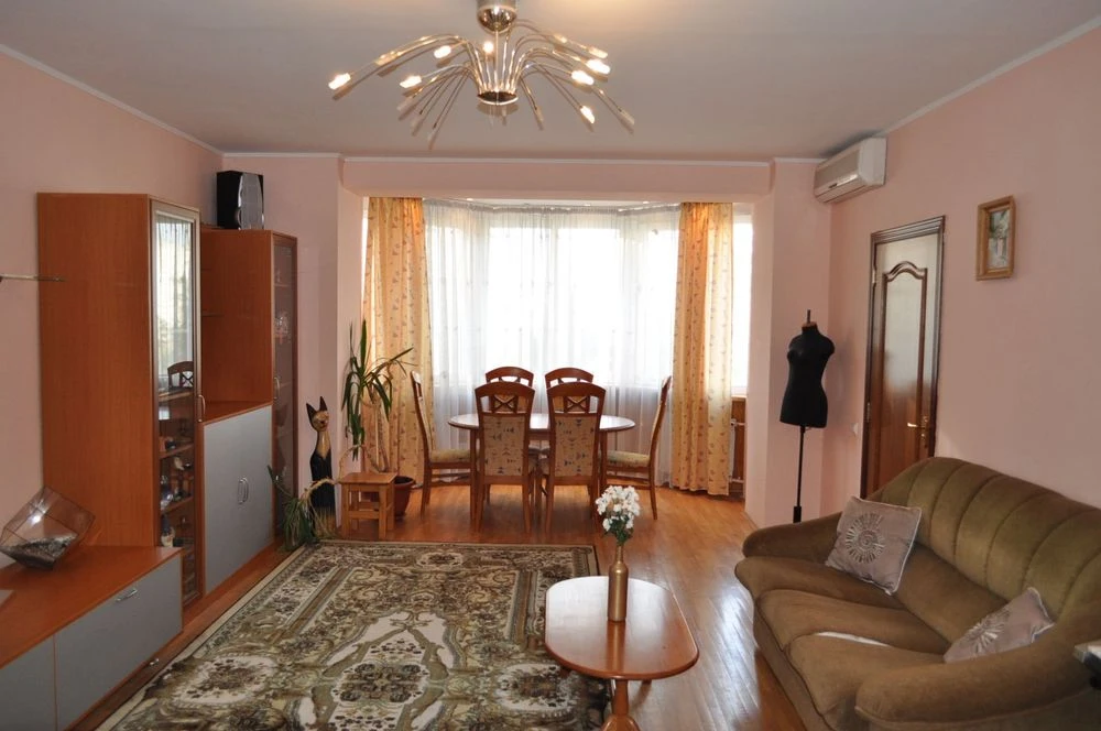 Продаж трикімнатної квартири, метро , ремонт, вул. Левка Лук