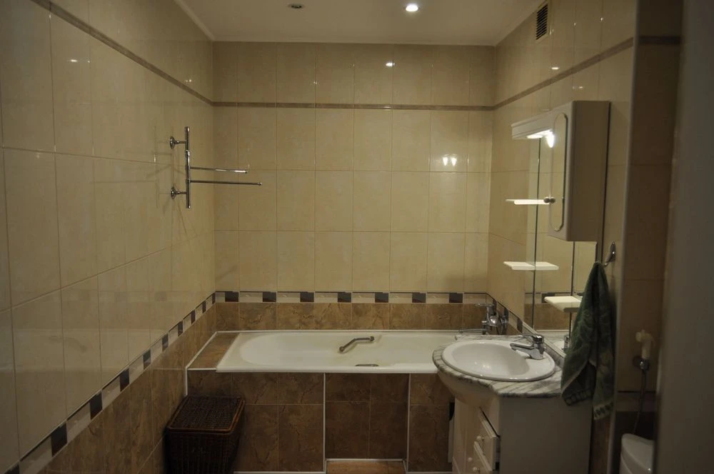 Продаж трикімнатної квартири, метро , ремонт, вул. Левка Лук