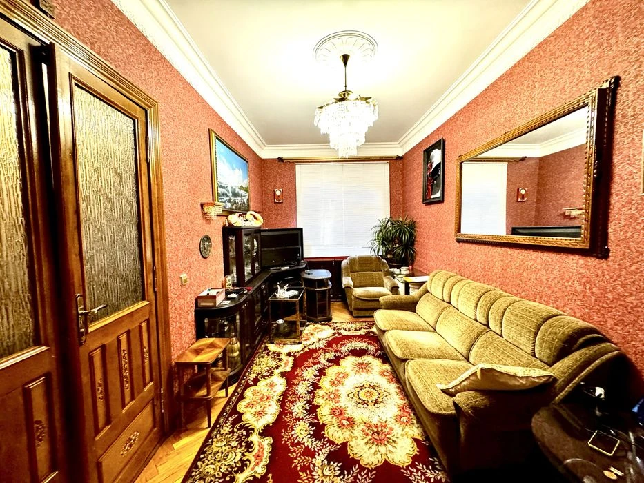 Продам 4-кімнатну квартиру, сталінка в центрі міста