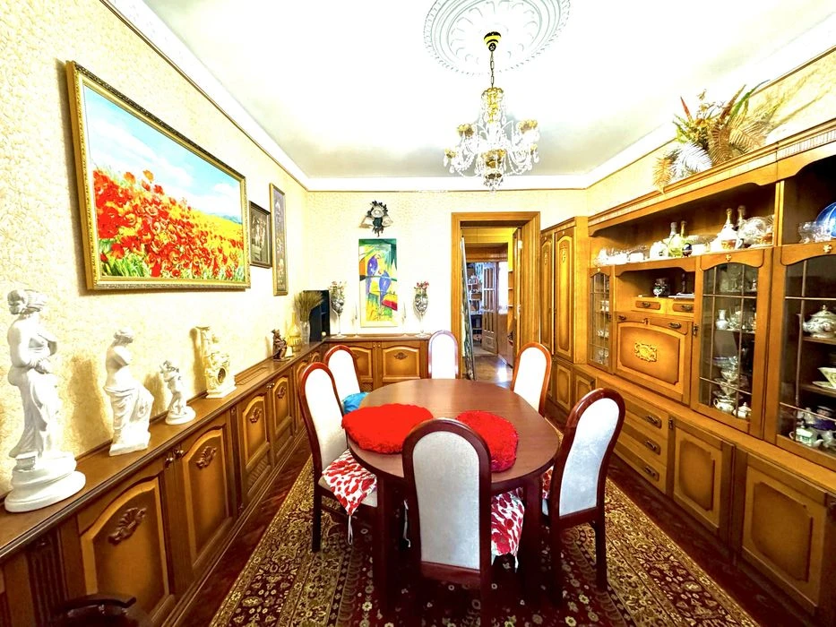 Продам 4-кімнатну квартиру, сталінка в центрі міста