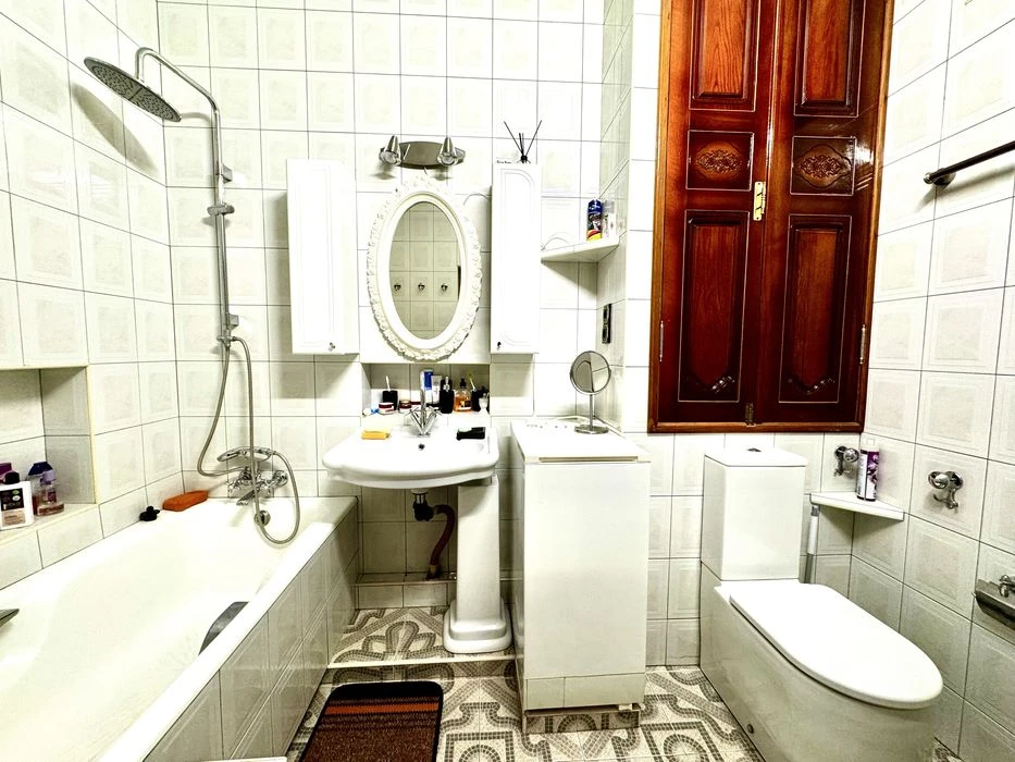 Продам 4-кімнатну квартиру, сталінка в центрі міста