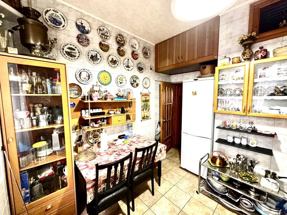 Продам 4-кімнатну квартиру, сталінка в центрі міста