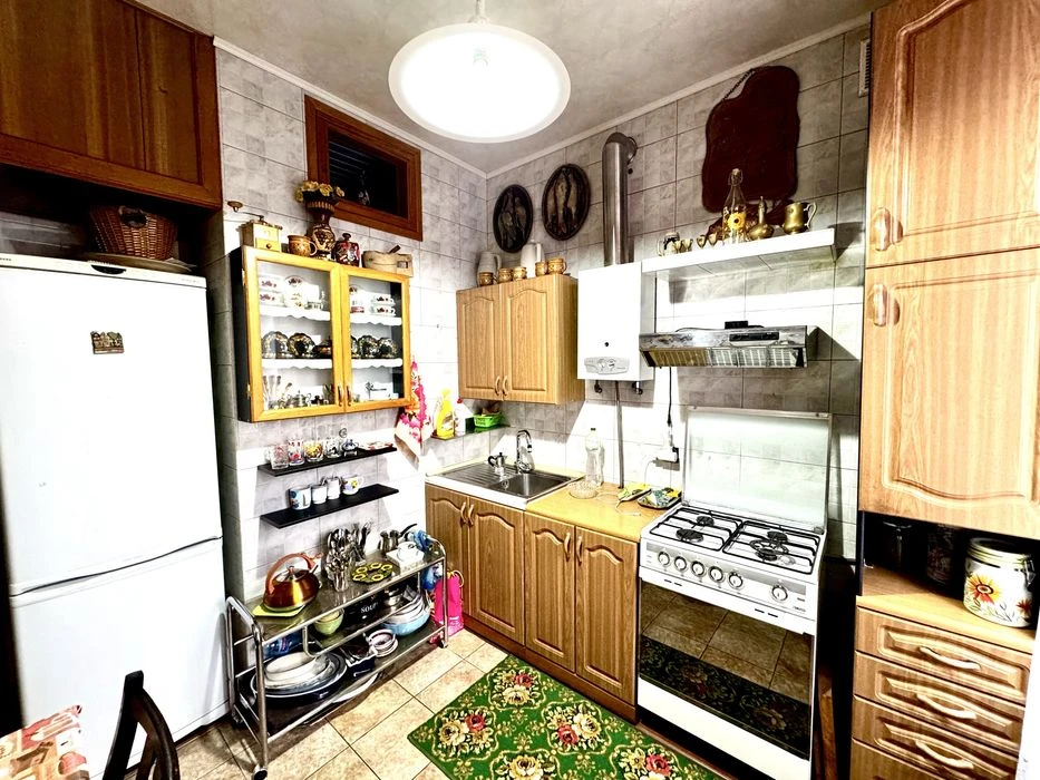 Продам 4-кімнатну квартиру, сталінка в центрі міста