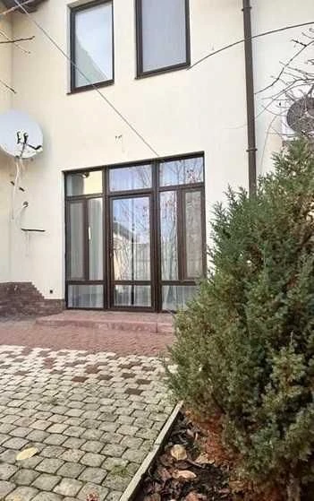 Продам великий 3-поверховий таунхаус із ремонтом та 2 дворик