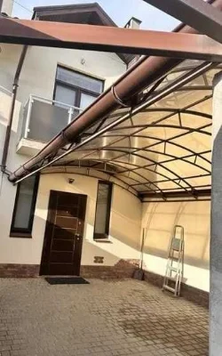 Продам великий 3-поверховий таунхаус із ремонтом та 2 дворик