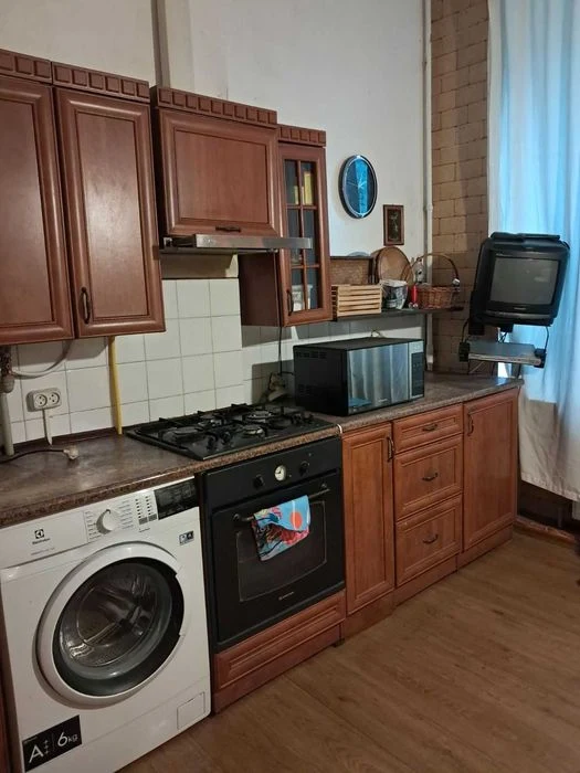 Продам 2 х комнатную  квартиру на Средней Косвенной Сталинка