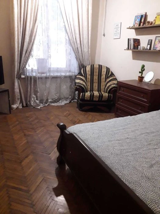 Продам 2 х комнатную  квартиру на Средней Косвенной Сталинка
