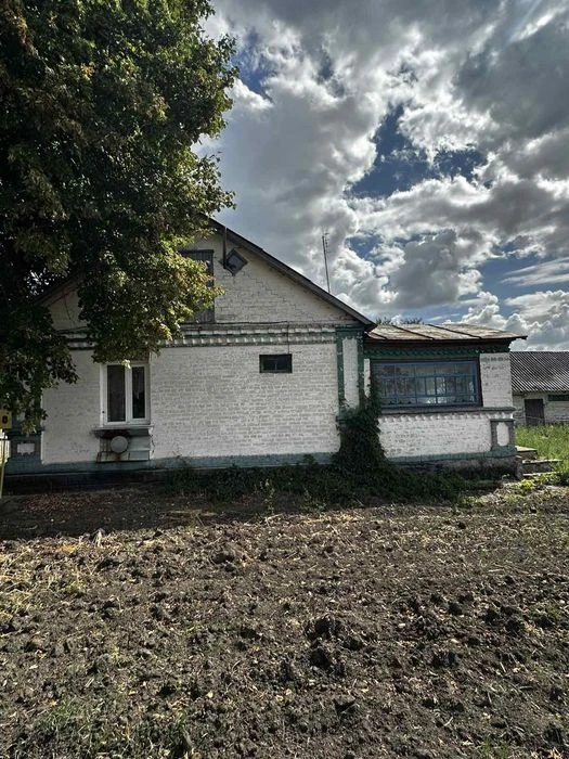 Продам будинок  в селі Хижинці