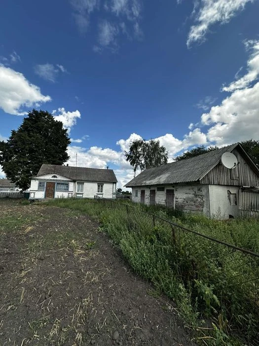 Продам будинок  в селі Хижинці