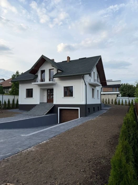 Продаж будинку  з частковим ремонтом