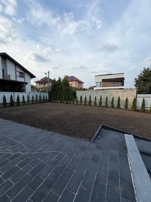Продаж будинку  з частковим ремонтом