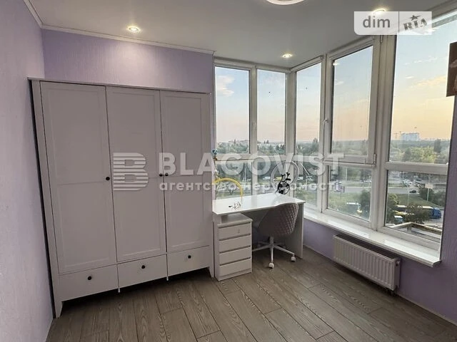 Продаж 3к квартири 80 кв. м на вул. Академіка Заболотного 15