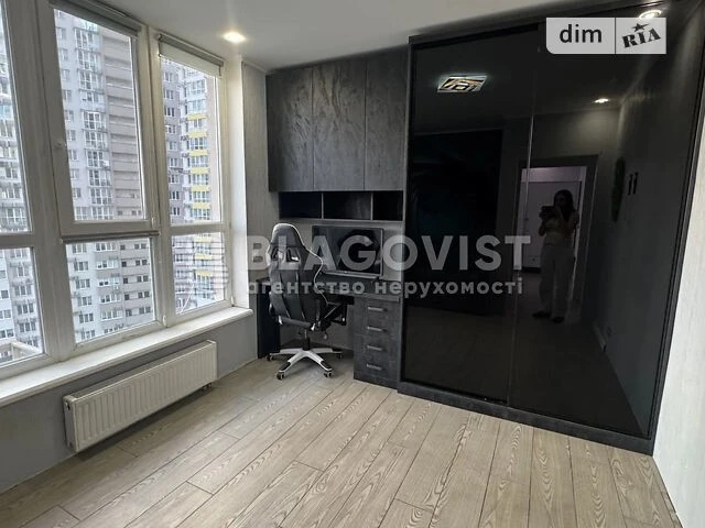 Продаж 3к квартири 80 кв. м на вул. Академіка Заболотного 15