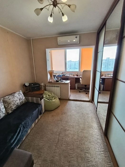 Продам 4 кімн., Червоної калини вул., Деснянський р-н