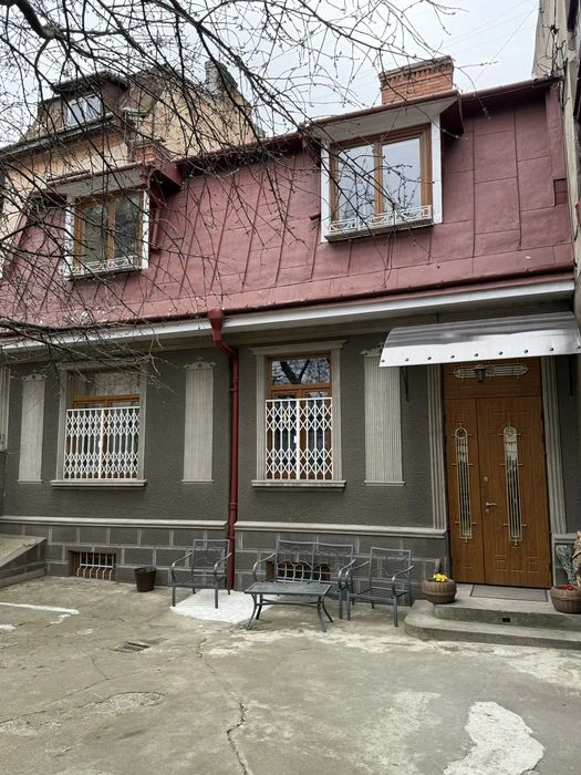Будинок 212 кв.м. центр Чернівців під бізнес вул. Героїв май