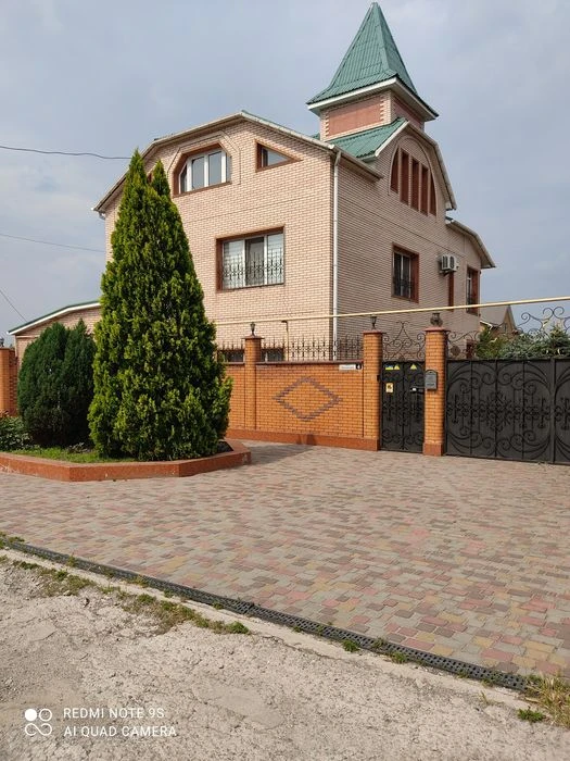 Продам 3 этажный, шикарный дом в центре города.