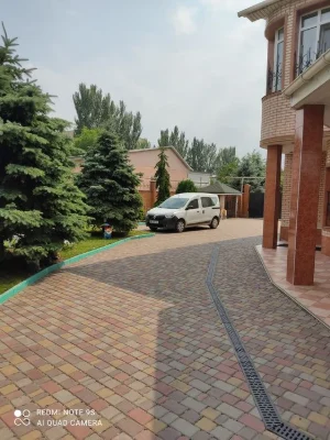 Продам 3 этажный, шикарный дом в центре города.