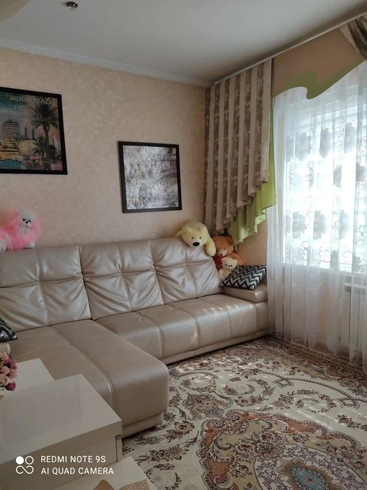 Продам 3 этажный, шикарный дом в центре города.