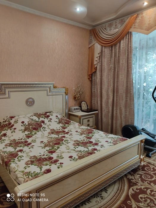 Продам 3 этажный, шикарный дом в центре города.