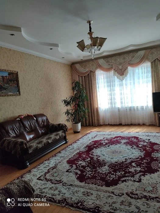 Продам 3 этажный, шикарный дом в центре города.