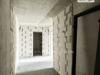 Продаж 2к квартири 77 кв. м на вул. Михайла Максимовича 32 •