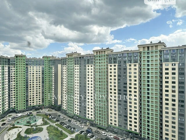 Продаж 2к квартири 77 кв. м на вул. Михайла Максимовича 32 •