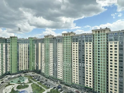 Продаж 2к квартири 77 кв. м на вул. Михайла Максимовича 32 •