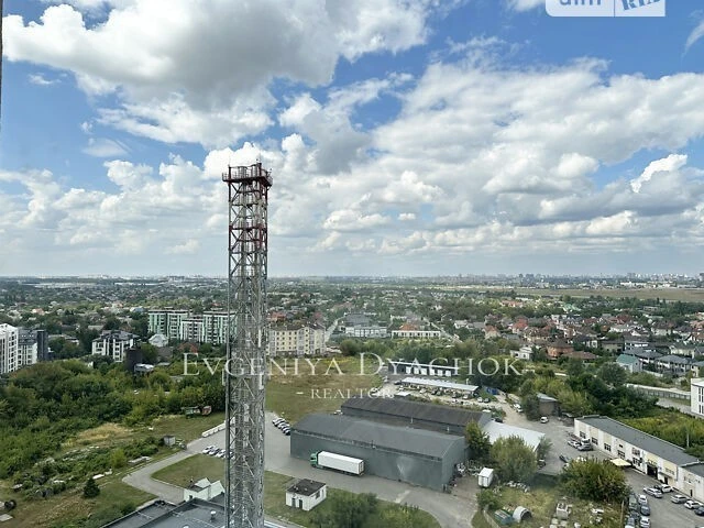Продаж 2к квартири 77 кв. м на вул. Михайла Максимовича 32 •