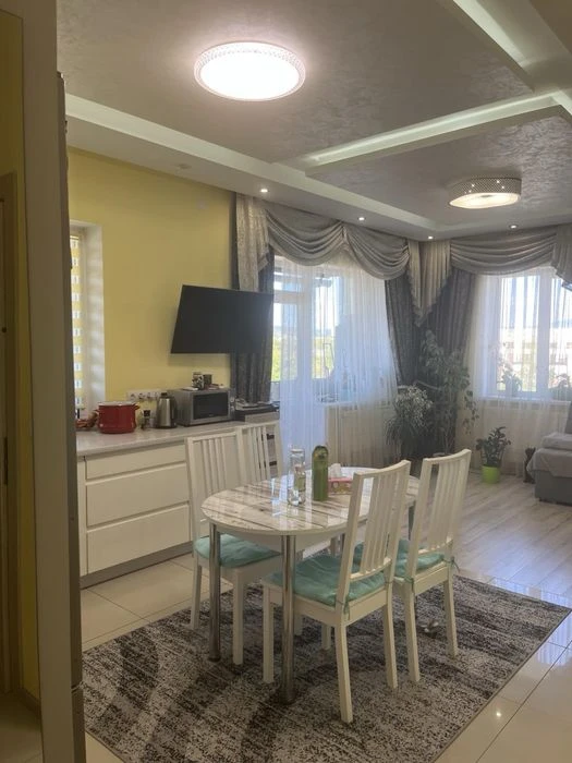 Продаж 3-кімнатної дворівневої квартири в Новому р-ні, Ужгор