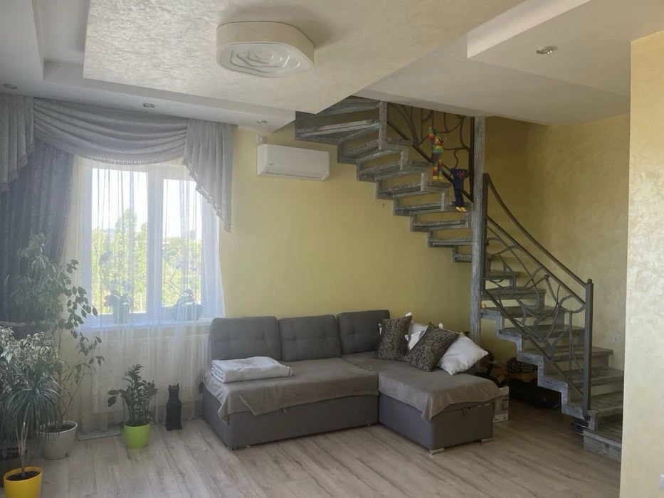 Продаж 3-кімнатної дворівневої квартири в Новому р-ні, Ужгор