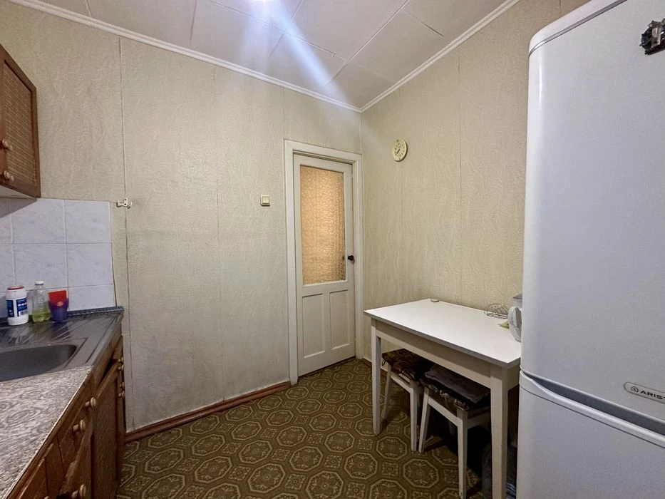 Продам 1к квартиру цегляний теплий будинок  м. Дарниця Черні
