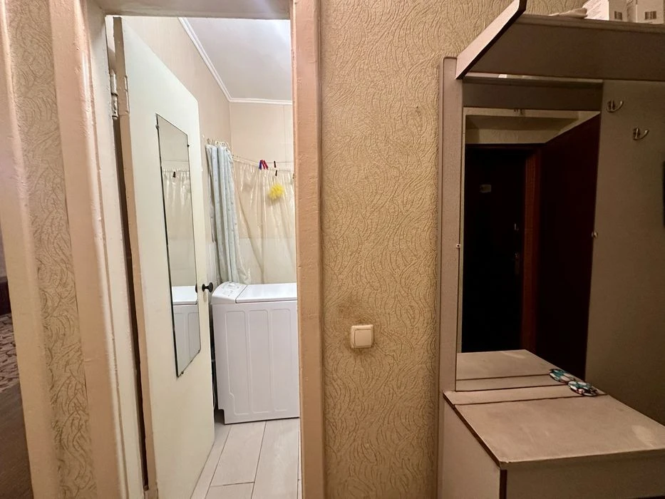 Продам 1к квартиру цегляний теплий будинок  м. Дарниця Черні