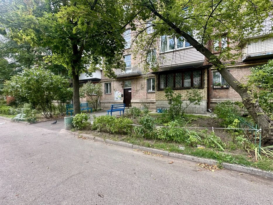 Продам 1к квартиру цегляний теплий будинок  м. Дарниця Черні