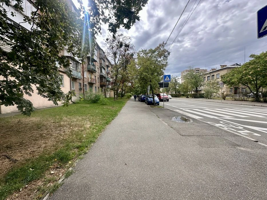 Продам 1к квартиру цегляний теплий будинок  м. Дарниця Черні