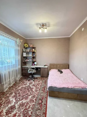 Продаж будинку на вул. Чумацькій — 10 соток та все необхідне