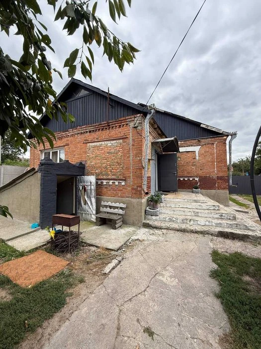 Продаж будинку на вул. Чумацькій — 10 соток та все необхідне
