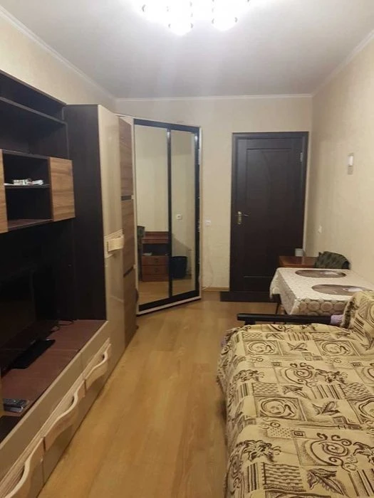 Продам 3 кімнатну квартиру, Оболонь, вул. Прирічна 19.