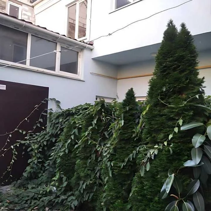 Продается 4-комнатная квартира в центре.