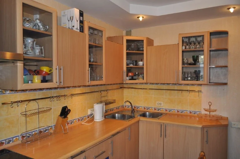 Продаж трикімнатної квартири, метро, ремонт, вул. Левка Лукʼ