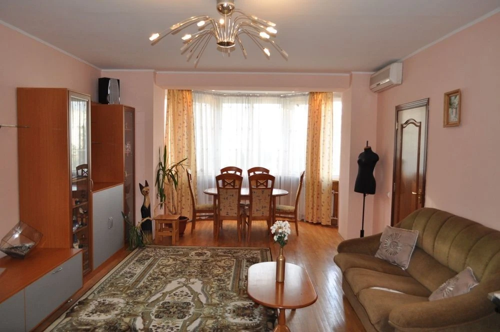 Продаж трикімнатної квартири, метро, ремонт, вул. Левка Лукʼ