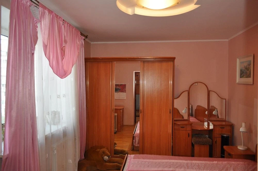 Продаж трикімнатної квартири, метро, ремонт, вул. Левка Лукʼ