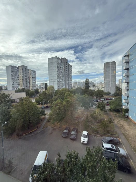Продаю 1 кімнатну квартиру на Червоної калини!