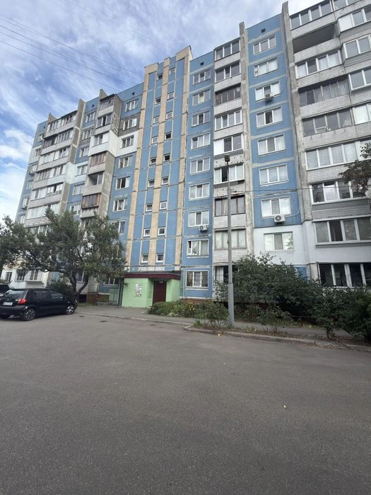 Продаю 1 кімнатну квартиру на Червоної калини!