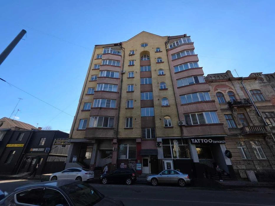Простора дворівнева квартира в історичному центрі Івано-Фран